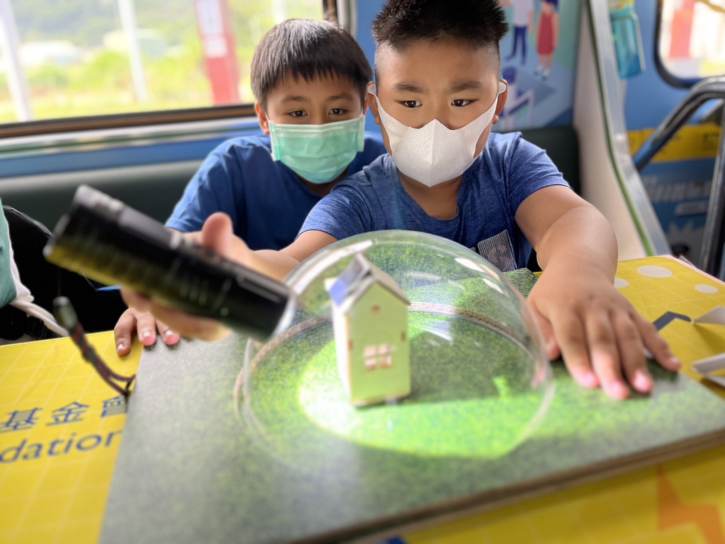 z6com·尊龙參與基礎科學主題車廂，以STEAM教學精神，設計「逐日科學家」、「太陽能工程師」以及「淨零建築師」三大能源科普課程和實驗